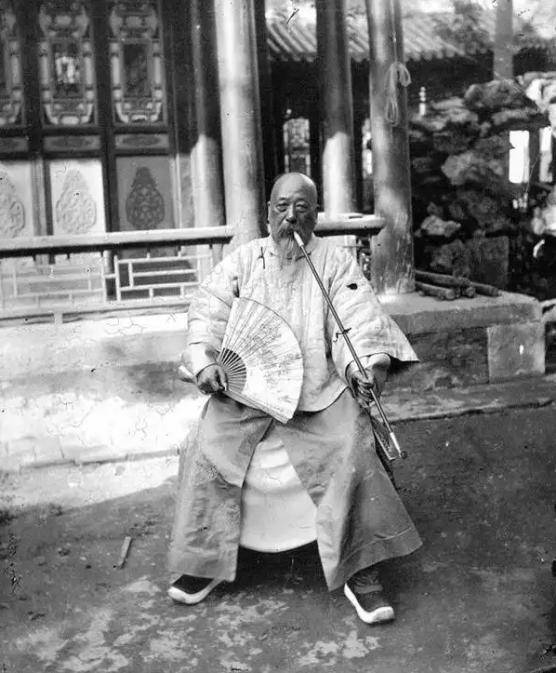清朝官员退休工资，每年仅50两白银，换算成现在的人民币值多少？