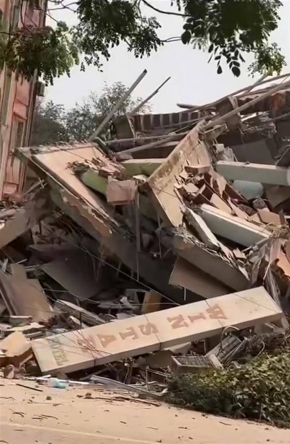 酒店垮塌幸存中国商人找回500万缅币，露宿街头盼早日回国