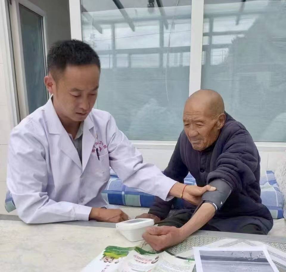 高原健康守门人：青海大学生村医筑牢基层医疗网