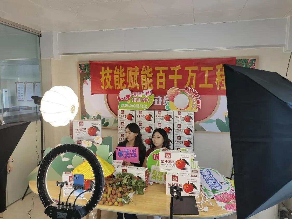 网络强村 | 红果枝头“网”事兴！网媒采风团走进汕尾荔园