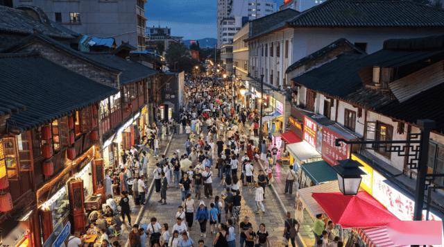 人山人海 20℃的昆明老街挤满了避暑的游客