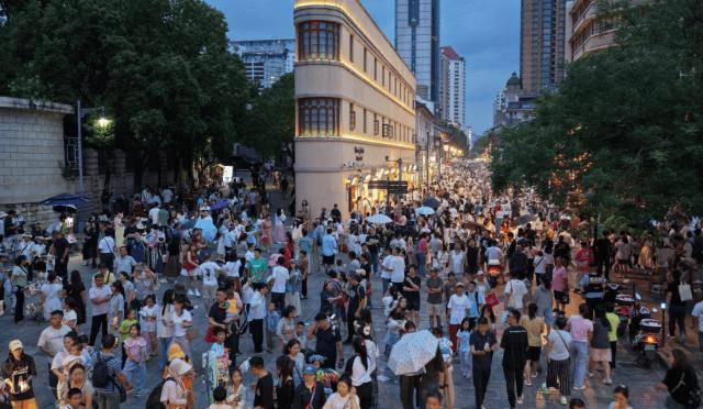 人山人海 20℃的昆明老街挤满了避暑的游客