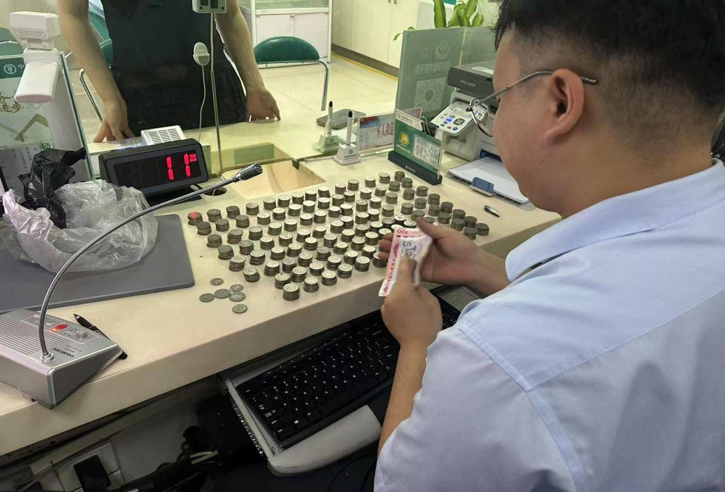 农行济宁微山支行：耐心兑换零钱币服务获客户认可