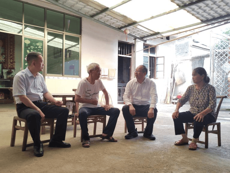 吴永明到委厅定点帮扶村吉安县凤凰镇村前村走访调研