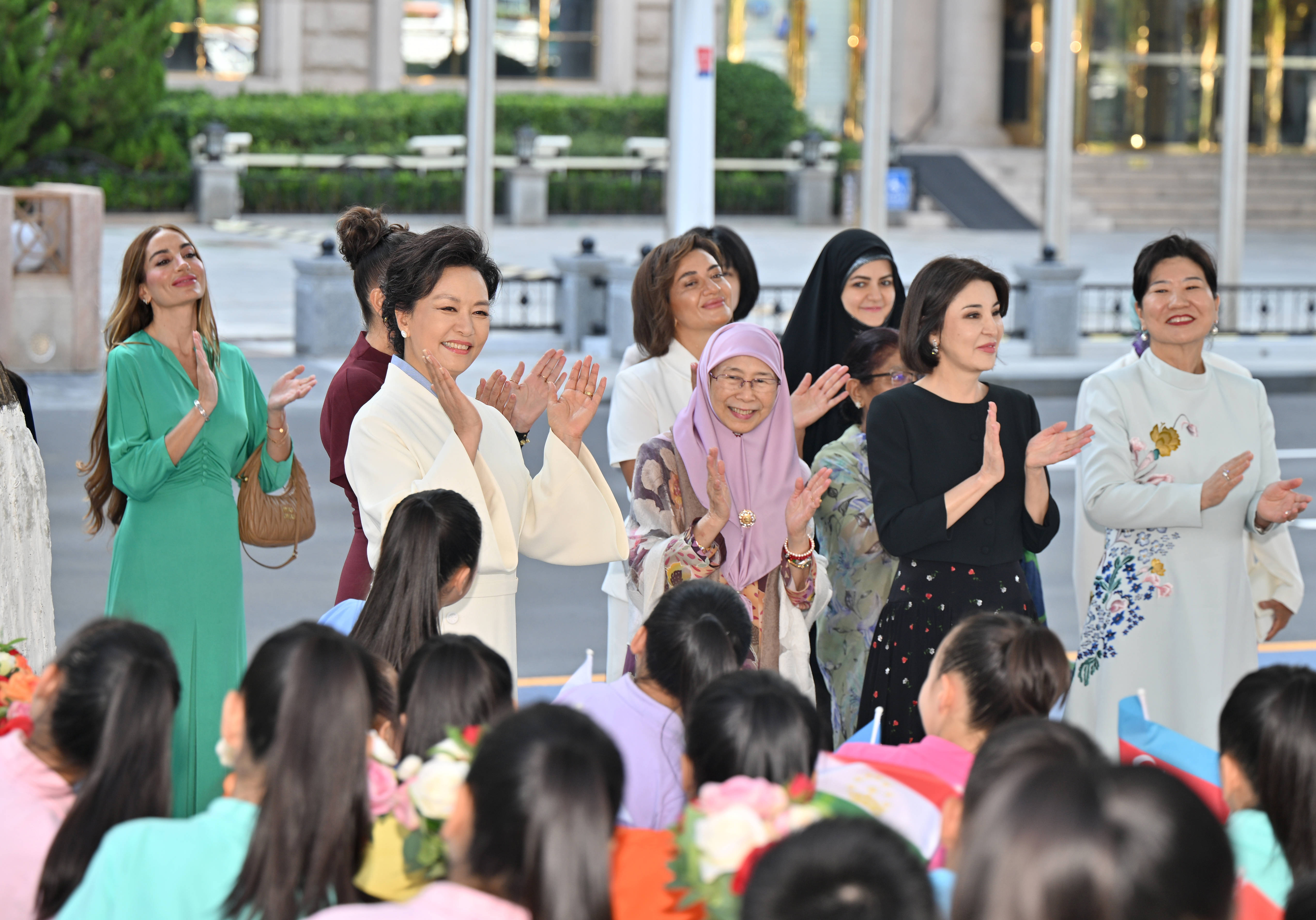 上合组织天津峰会｜彭丽媛同出席2025年上海合作组织峰会外方领导人夫人游览天津海河