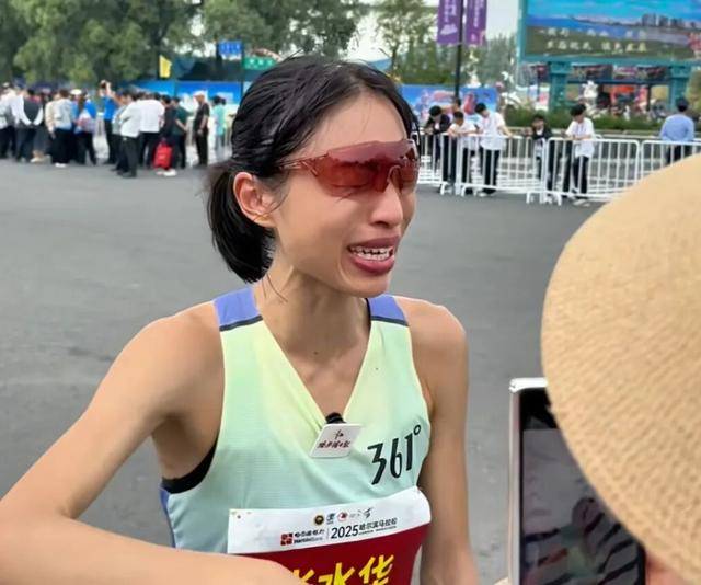 “最快女护士”跑马夺冠后,哭求“领导支持调休”,网友吵翻