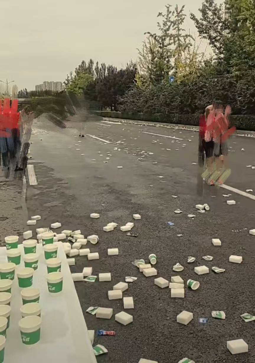 山西太原马拉松部分路段遍地垃圾，回应：4万多人参加现场有收集点，比赛完将马上清理