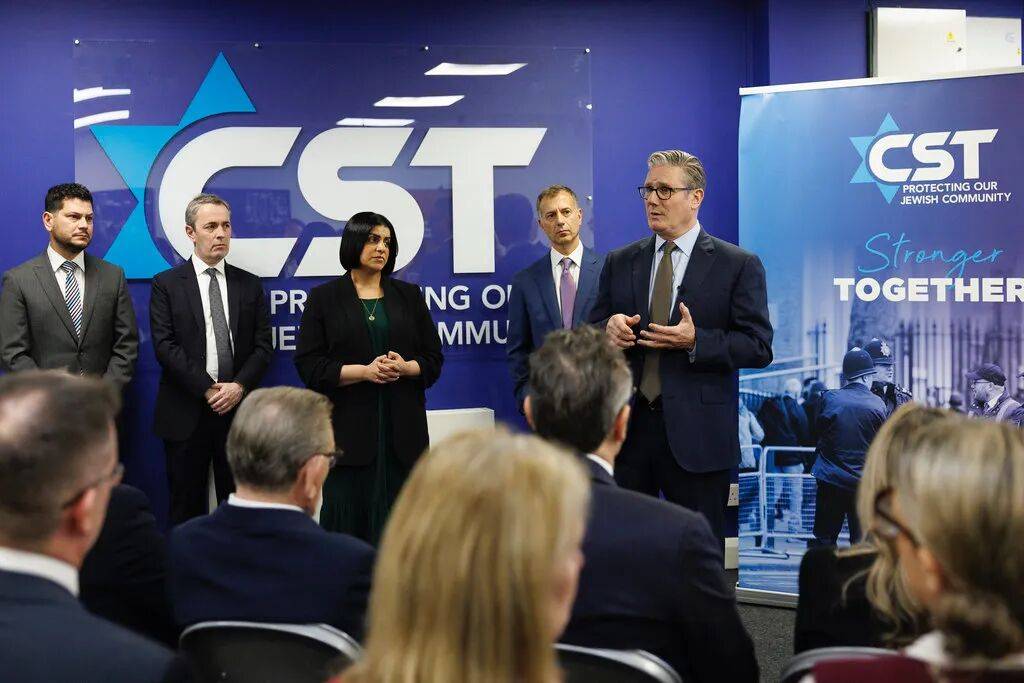 英国检方提出赔偿中国诈骗案受害者！处置6.1万比特币价值481亿！NHS禁止穿戴政治意味服饰...